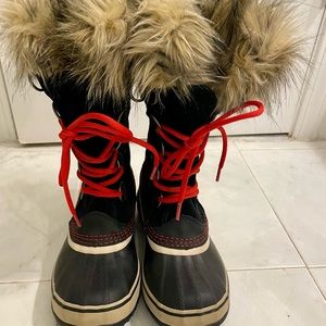 Sorel best selling Joan of Arc boots. USA size 6.5 runs large like a 7.5